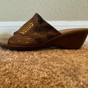 Onex Brown Wedges